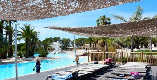 farniente au bord de la piscine du camping dans le var
