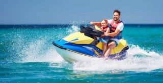 Vandaktiviteter for hele familien i Var, mellem sport og fritid ved havet.