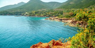 Massif de l'Estrel prs du camping en bord de mer  Frjus.